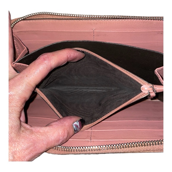 Gucci Leather Zip-Around Wallet - Picture 8 of 16